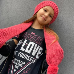 GORRO CON POMPON Y BUFANDA FUCSIA - comprar online