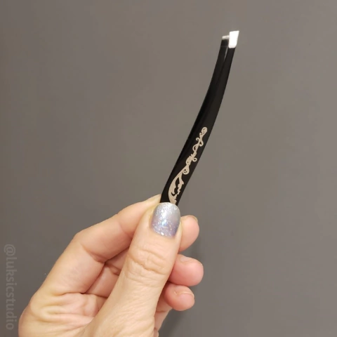 Pinza de depilar Negra sesgada