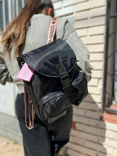 Mochila Lucila negra y nude en internet