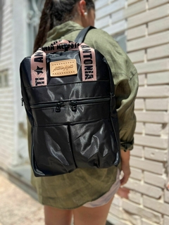 Mochila Pilar Negra y nude en internet