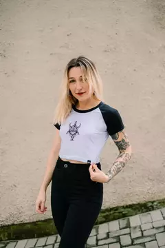 CROPPED BRUTAL KILL RAGLAN SILENCE - PRETO E BRANCO - comprar online