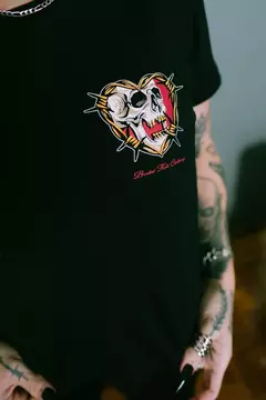 CAMISETA BRUTAL KILL FEMININA LONE - PRETO na internet
