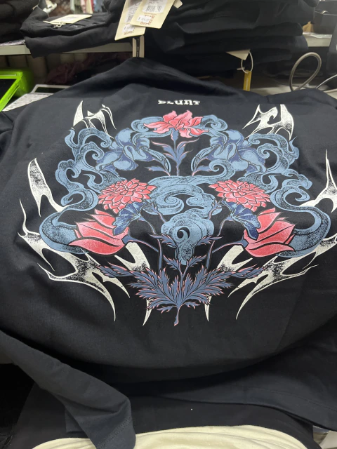 CAMISETA BLUNT ESPECIAL OVERSIZE - PETALS PRETO