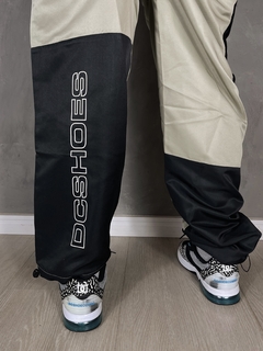 CALÇA DC SHOES OUTILINE CARGO TACTEL ORIGINAL - BEGE PRETO na internet
