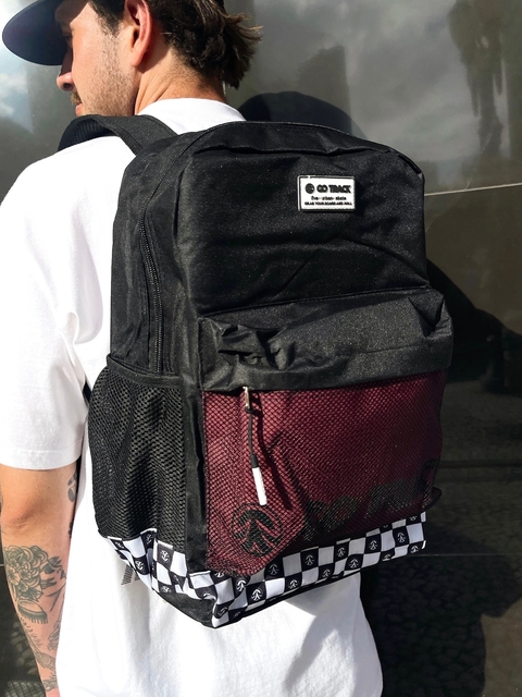 MOCHILA GO TRACK B&W - PRETO/VINHO - comprar online