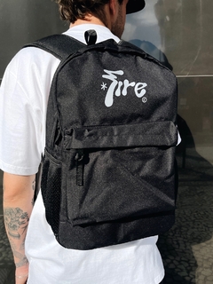 MOCHILA STAR LETTERING FIRE - PRETO