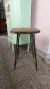 Banquito madera e hierro. Asiento 31 x 30. Alto 49 cm
