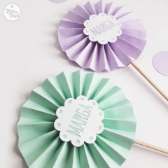 Roseta de Papel con Nombre y palito, 15cm. Personalizada - comprar online