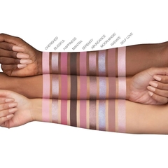 Huda Rose Quartz Eyeshadow Palette en internet