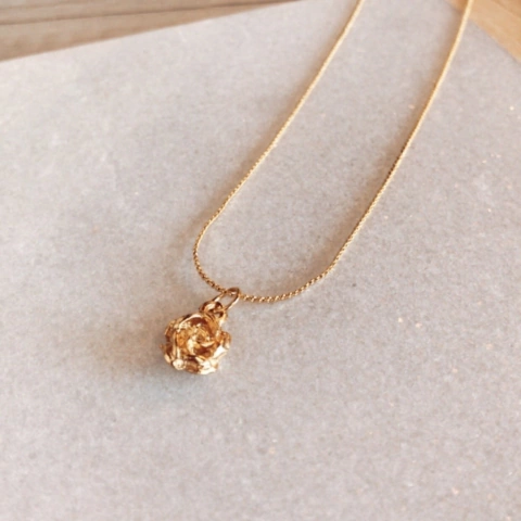 COLGANTE ROSE (BAÑADO EN ORO)