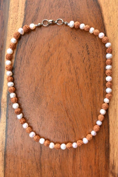 Perlas naturales y S. De rudraksha ( 42cm)