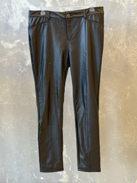 CALÇA EM CORINO APELUCIADA C/ PASSADOR DE CINTO - comprar online