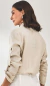 CAMISA LINHO NATURAL COM FLOR BORDADA NO BOLSO - comprar online