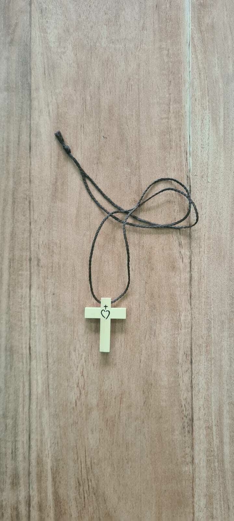 CRUZ MADERA CON CORDON CORAZON