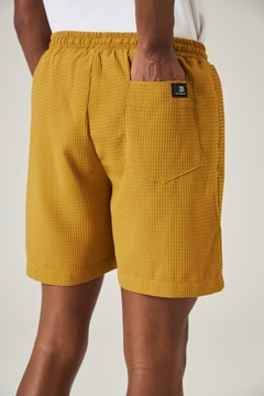 Shorts Meander Mustard na internet