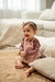 Beba con Jumper Vencejo rosa y Body Cauquén malbec
