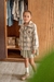 Nena con Saco Cisne beige y vestido Faisán verde