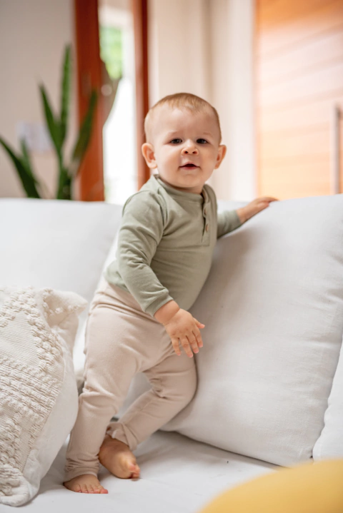 Bebé con body Azor verde y calza Tórtola bebé natural