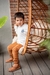 Nene con remera Petrel off white y pantalón Arao azul