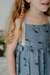 Nena con blusa Hortensia indigo, estampada con breteles de puntilla