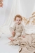 Beba con body Boreales, de algodón beige estampado, combinado con calza Darien haciendo juego