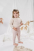Beba con calza Darien, en rosa con estampa off white, combinada con el buzo Bamboo bebé natural