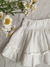 Foto detalle de la falda Jazmin off white, el volado en ruedo