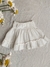 Fotoproducto de la falda Jazmin off white con volado en ruedo