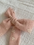 Detalle de moño astromelia en rosa, de gasa de algodón estampada