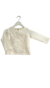 Remera de bebé confeccionada en jersey de algodón color off white y pechera de encaje.