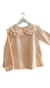 Remera de nena de algodón tramado y cuello baby color beige. 