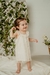 Nena con vestido de tul con volado en bretel y puntilla de tul en escote.