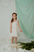Nena con vestido Magnolia off white, de gasa de algodon estampado