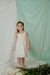 Nena con vestido Magnolia off white, de gasa de algodon estampado
