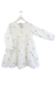 Vestido Musgo de nena, confeccionado en gasa bordada, puntilla en el cuello y recorte en la falda. 