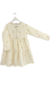 Vestido Musgo de nena, confeccionado en gasa bordada, puntilla en el cuello y recorte en la falda.  Color natural y bordado dorado. 