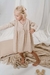 Nena con vestido savernake, de algodon estampado en beige con rosa
