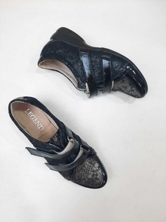 Zapato abotinado con velcros