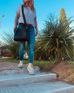 Cartera con dos manijas Lucy en internet