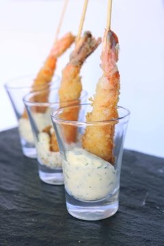 Pinchos de langostinos apanados en panko