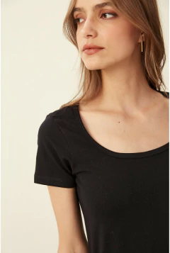 Remera Praga c/cuadrado (negro)