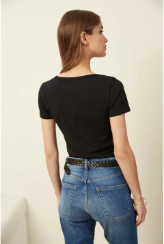 Remera Praga c/cuadrado (negro) en internet