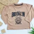 Remera Brooklyn Camel en internet