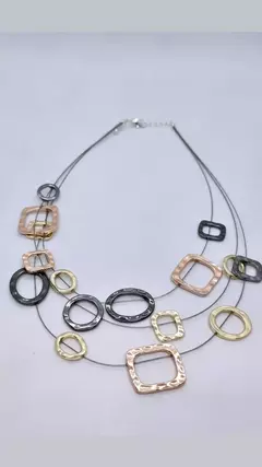 Collar Cubitos en el aire