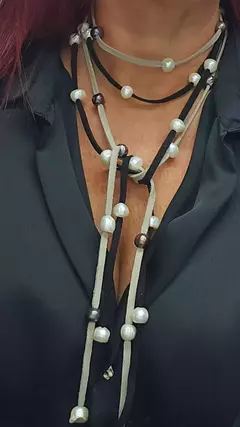 Collar Gamuza y perlas de Rio - Luna Garzón