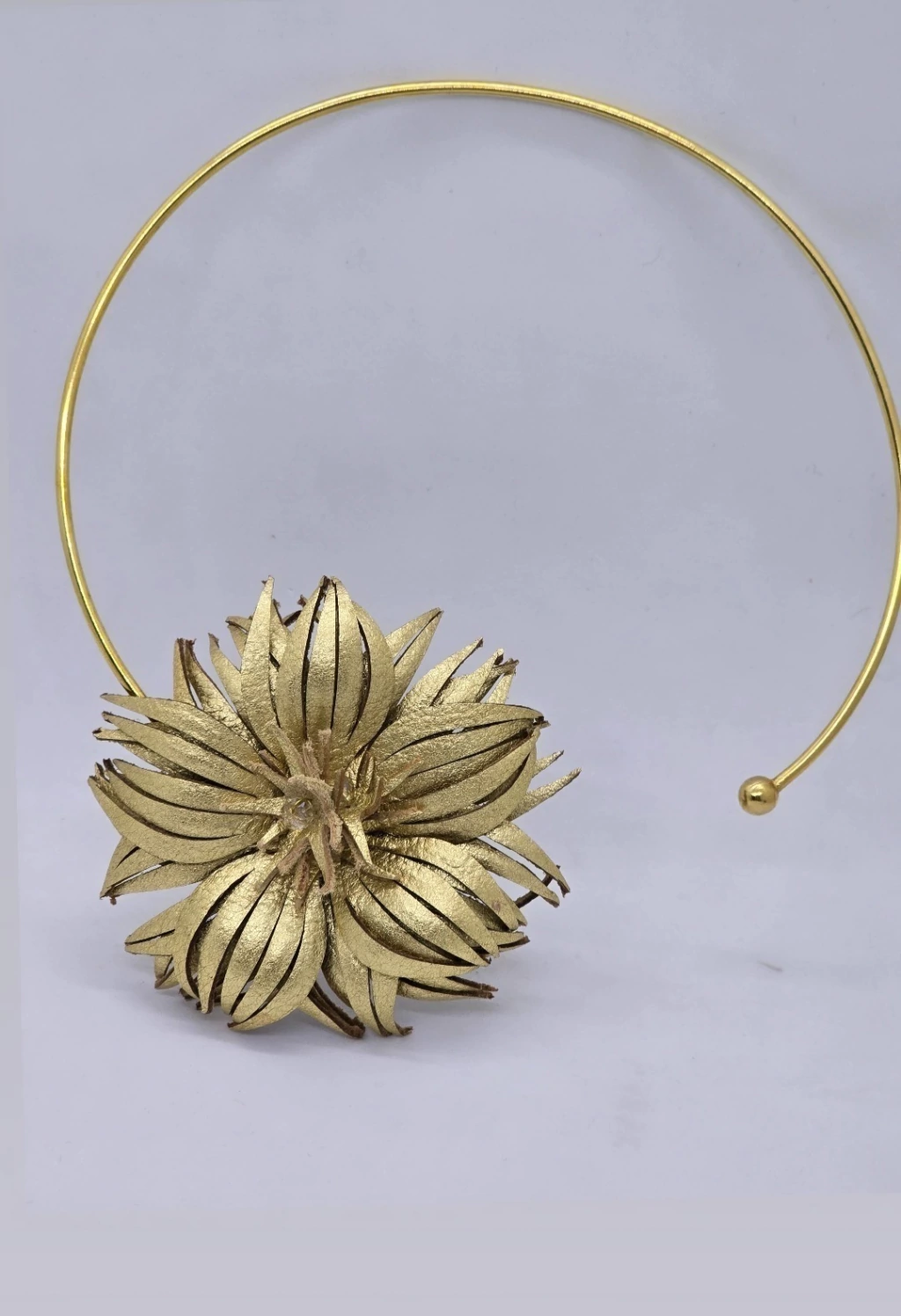 Collar Crisantemo de cuero
