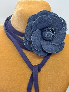 Collar Chocker Camelia de jean - tienda online