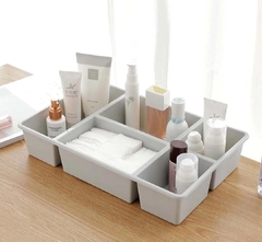 Organizador accesorios escritorio con divisiones.