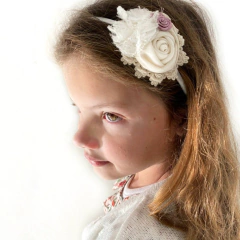 glamis vincha rígida. bouquet de flores