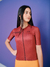 Modelo feminina usando a camisa Highline Territory na cor melado, com detalhes em preto, em fundo roxo.
